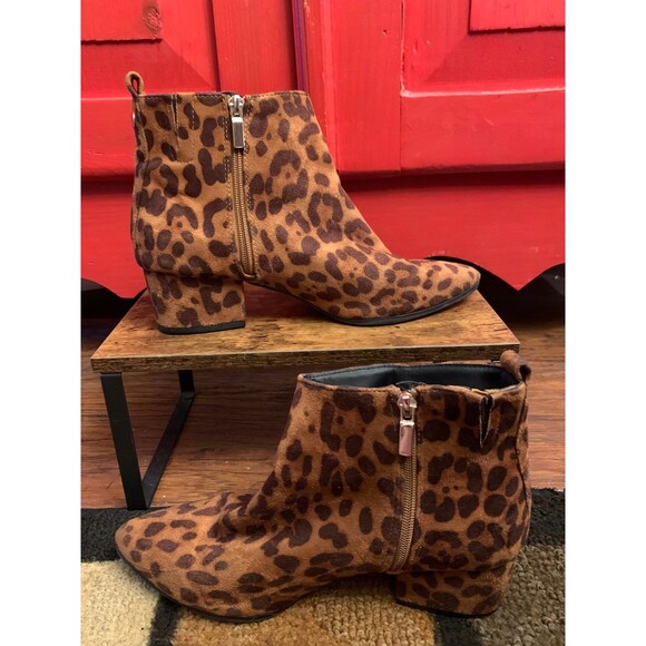 A New Day 8.5 Leopard Booties Boots 2" Heel Faux Fur Side Zip Dressy Casual EUC - Picture 1 of 6